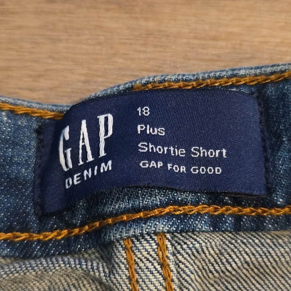 GAP-Shorty Shorts- Girls  Jean Shorts Medium Blue Frayed Hem. Size 18 Plus. NWT!